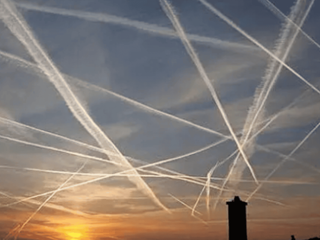 ¡Dios-Mio-Nos-estan-Fumigando-Desmontando-las-Estelas-Quimicas-o-Chemtrails-air-horizont-7.png